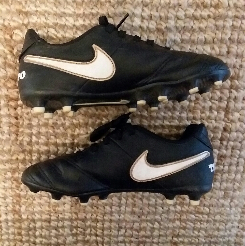Nike Tiempo Kids Soccer Cleat Size 2.5Y